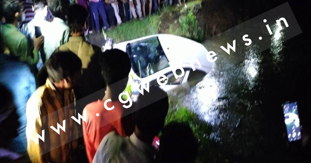 तेज रफ्तार कार पानी से भरे गहरे गड्ढे में गिरी , हादसे में एक महिला और तीन बच्चो की मौके पर ही मौत