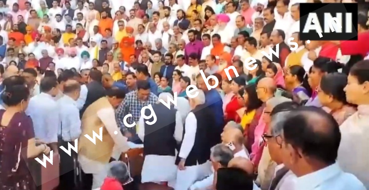 नए संसद भवन में फोटो सेशन के दौरान बेहोश होकर गिरे BJP सांसद , मचा हड़कंप